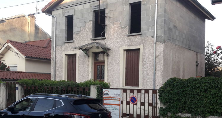 La surélévation est réalisée, il faut encore enduire la façade.