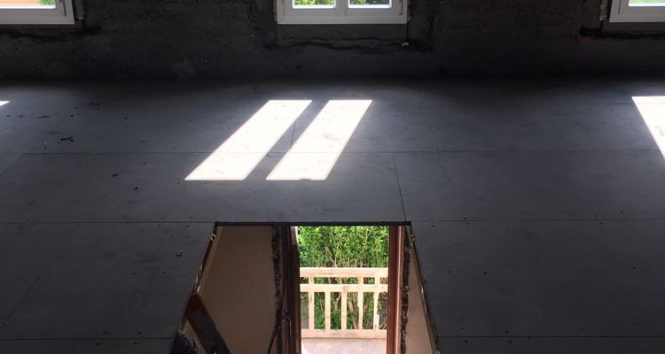 Nouvelles fenêtres de façade, dalles posées au sol et trémie ouverte pour le futur escalier